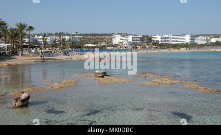 Berühmte Crystal Beach mit Touristen in Ayia Napa in Zypern Stockfoto