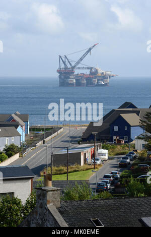 Schweres Heben Thialf barge Semi-U-Boot das Ablegen von Lerwick warten auf Aufträge für Arbeiten an der Clair Feld Stockfoto