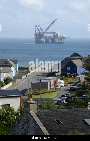 Schweres Heben Thialf barge Semi-U-Boot das Ablegen von Lerwick warten auf Aufträge für Arbeiten an der Clair Feld Stockfoto