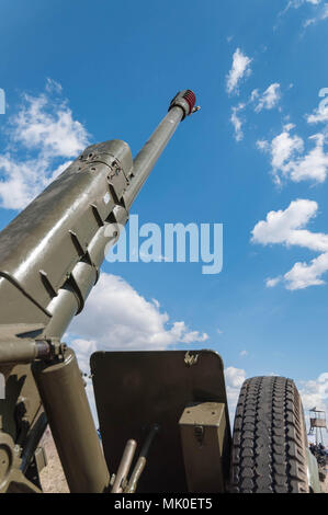 2018-04-30 Region Samara, Russland. Die Kanone des Zweiten Weltkrieges. Wiederaufbau der Feindseligkeiten. Stockfoto