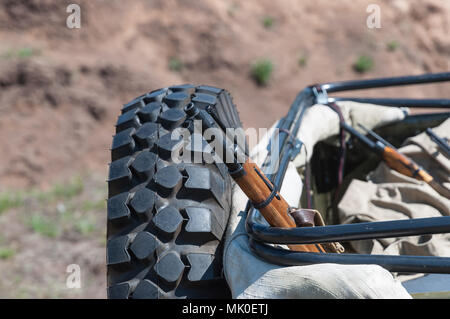 2018-04-30 Region Samara, Russland. Ein Gewehr aus dem Zweiten Weltkrieg. Wiederaufbau der Feindseligkeiten. Stockfoto