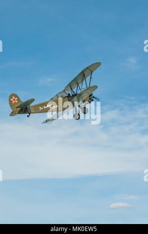 2018-04-30 Samara, Russland. Wiederaufbau der Feindseligkeiten. Weltkrieg fighter Flugzeuge im Flug U-2. Stockfoto