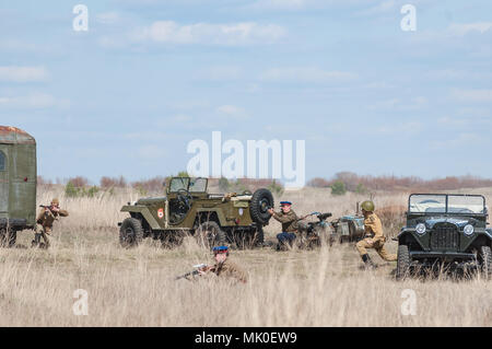 Sowjetische Soldaten kämpfen gegen die deutschen Truppen. Wiederaufbau der Feindseligkeiten 2018-04-30 Samara, Russland. Stockfoto