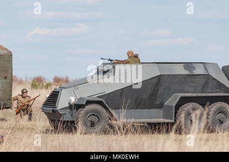 2018-04-30 Die Samara, Russland. Sowjetische Soldaten auf eine Trophäe gepanzerten Auto auf deutschen Truppen. Wiederaufbau der militärischen Operationen. Stockfoto