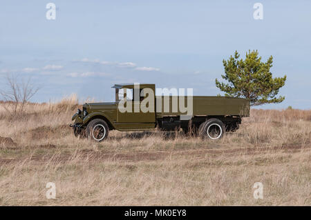 2018-04-30 Die Samara, Russland. Sowjetische Militär Maschine für den Transport von Soldaten. Wiederaufbau der Kampfhandlungen im April 1945. Stockfoto