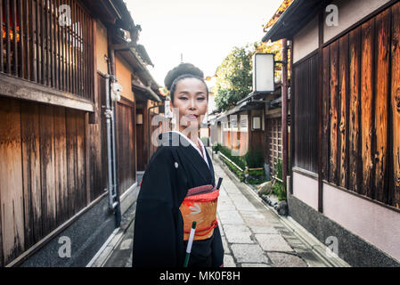 Japanische Frau, die traditionelle Kleidung und Walking im Freien Stockfoto