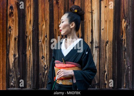 Japanische Frau, die traditionelle Kleidung und Walking im Freien Stockfoto