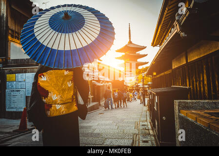 Japanische Frau, die traditionelle Kleid im Yasaka Pagode, Kyoto Stockfoto