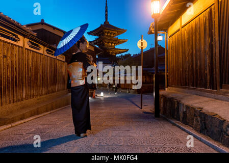 Japanische Frau, die traditionelle Kleid im Yasaka Pagode, Kyoto Stockfoto