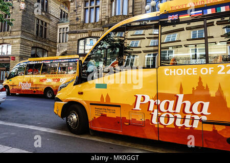 Stadtrundfahrt Minibusse Hop on Hop off, Na Prikope, Prag Tour Tschechische Republik Prag Sightseeing Bus Stockfoto