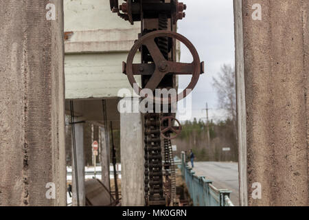 Rusty Ventil auf der Leitung Stockfoto