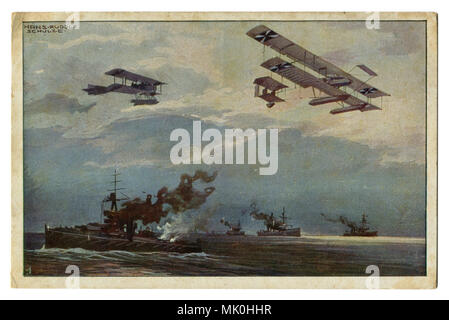 Alte Postkarte: Deutsche militärische Flugzeuge über die britische Flotte. Die Flugzeuge über Kriegsschiffe. Der erste Weltkrieg von 1914-1918, Western Front, Wwi Stockfoto