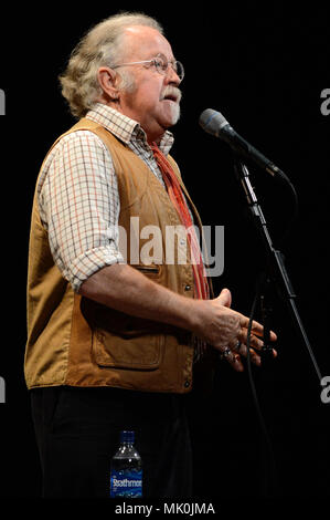 Mike Harding Singer Songwriter Komiker auf der Bühne am Mareel Shetland Stockfoto