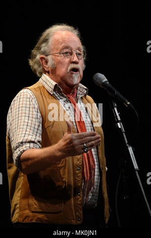 Mike Harding Singer Songwriter Komiker auf der Bühne am Mareel Shetland Stockfoto