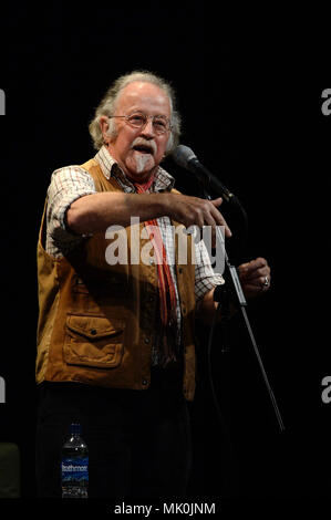 Mike Harding Singer Songwriter Komiker auf der Bühne am Mareel Shetland Stockfoto