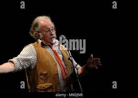 Mike Harding Singer Songwriter Komiker auf der Bühne am Mareel Shetland Stockfoto
