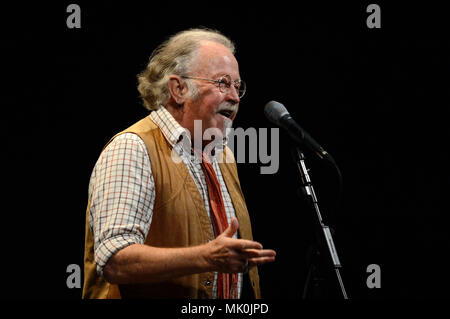 Mike Harding Singer Songwriter Komiker auf der Bühne am Mareel Shetland Stockfoto