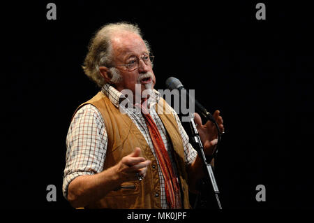 Mike Harding Singer Songwriter Komiker auf der Bühne am Mareel Shetland Stockfoto