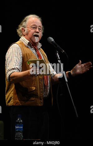 Mike Harding Singer Songwriter Komiker auf der Bühne am Mareel Shetland Stockfoto