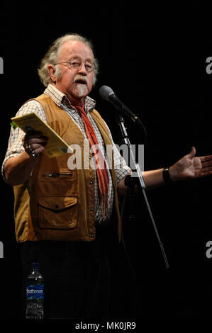 Mike Harding Singer Songwriter Komiker auf der Bühne am Mareel Shetland Stockfoto