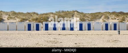 Zeile mit blauen und weißen Strand Häuser an einem der vielen Strände in Zeeland, Niederlande. Stockfoto