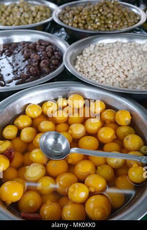 Mediterrane Küche auf einem Markt in Marrakesch Stockfoto