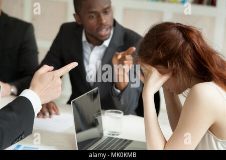 Weibliche Arbeitnehmer gemobbt von männlichen Kollegen Stockfoto