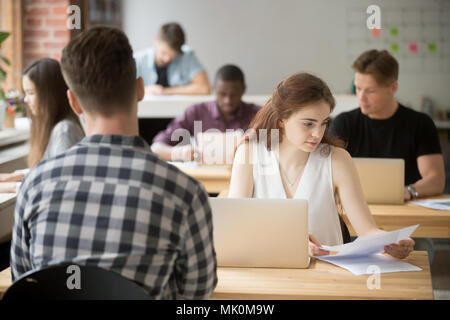 Betroffenen Frauen lesen Papier Bericht in Coworking Space Stockfoto