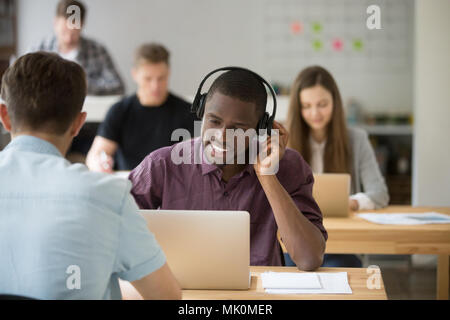 African American consulting Client mit Wireless Headset Stockfoto