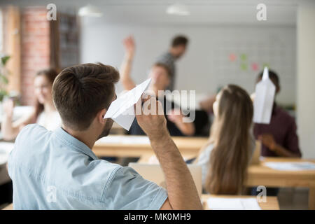 Kaukasische männlichen Arbeitnehmer Einleitung Paper Plane im Büro Stockfoto