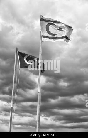 Im Norden von Zypern die wehende Flagge im Himmel Konzept der Stolz und Beruf Stockfoto