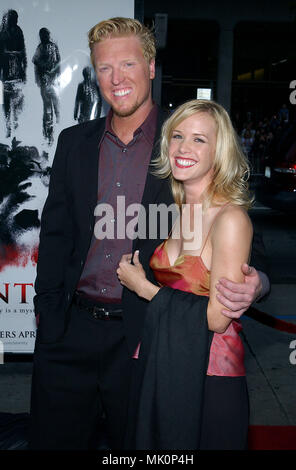 Jake Busey und Katee anreisen, bei der Premiere von 'Identität' am Grauman Chinese Theatre in Los Angeles. 23. April 2003. - Katee BuseyJake 010.JPG - BuseyJake Katee 010. JPGBuseyJake Katee 010 Veranstaltung in Hollywood Leben - Kalifornien, Red Carpet Event, Vertikal, USA, Filmindustrie, Prominente, Fotografie, Bestof, Kunst, Kultur und Unterhaltung, Topix Celebrities Fashion / vom roten Teppich-, Vertikal, Besten, Hollywood Leben, Event in Hollywood Leben - Kalifornien, Roter Teppich, USA, Film, Stars, Film Stars, TV Stars, Mu Stockfoto