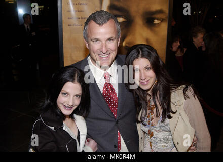 Der Regisseur Nick Cassavetes und seinen beiden Töchtern Sasha und Virginia bei der Premiere von John Q Ankunft auf dem Direktor Gilde von Amerika in Los Angeles. Februar 7, 2002. - CassavetesN+2 Töchter.JPG-CassavetesN+2 Töchter. JPGCassavetesN+2 Töchter Ereignis in Hollywood Leben - Kalifornien, Red Carpet Event, Vertikal, USA, Filmindustrie, Prominente, Fotografie, Bestof, Kunst, Kultur und Unterhaltung, Topix Celebrities Fashion / vom roten Teppich-, Vertikal, Besten, Hollywood Leben, Event in Hollywood Leben - Kalifornien, Roter Teppich, USA, Film I Stockfoto