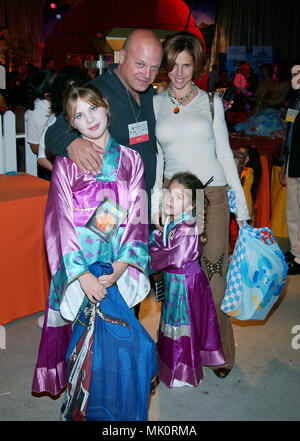 Michael Chiklis, Frau Michelle und Töchter Herbst und Odessa auf der 9. jährlichen Dream Halloween Los Angeles, Hexe Vorteile ' die betroffenen Kinder, die durch AIDS Foundation (CAAF) "Der Fall wurde am Santa Monica Flughafen Barker Hangar in Los Angeles. 26. Oktober 2002. - ChiklisMichael W daughtersA.JPG-ChiklisMichael W daughtersA. JPGChiklisMichael W daughtersA Ereignis in Hollywood Leben - Kalifornien, Red Carpet Event, Vertikal, USA, Filmindustrie, Prominente, Fotografie, Bestof, Kunst, Kultur und Unterhaltung, Topix Prominente Fashion/von der Red Stockfoto