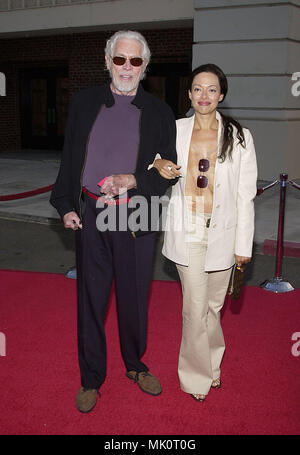 James Coburn und Frau Ankunft auf dem TNT Film Premiere von James Dean auf der Warner Studio Theatre in Los Angeles. Juli 25, 2001 - CoburnJames Frau 01 A.JPG-CoburnJames Frau 01 A. JPGCoburnJames Frau 01 eine Veranstaltung in Hollywood Leben - Kalifornien, Red Carpet Event, Vertikal, USA, Filmindustrie, Prominente, Fotografie, Bestof, Kunst, Kultur und Unterhaltung, Topix Celebrities Fashion / vom roten Teppich-, Vertikal, Besten, Hollywood Leben, Event in Hollywood Leben - Kalifornien, Roter Teppich, USA, Film, Stars, Film Stars, TV celeb Stockfoto