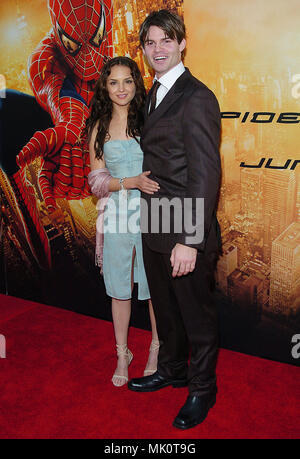 Rachael Leigh Cook und Daniel Gillies Ankunft an den Spiderman 2 Premiere an der Westwood Theatre in Los Angeles. Juni 22, 2004. - GilliesDan CookRachaelL 020.JPG - CookRachaelL GilliesDan020. JPGCookRachaelL GilliesDan 020 Veranstaltung in Hollywood Leben - Kalifornien, Red Carpet Event, Vertikal, USA, Filmindustrie, Prominente, Fotografie, Bestof, Kunst, Kultur und Unterhaltung, Topix Celebrities Fashion / vom roten Teppich-, Vertikal, Besten, Hollywood Leben, Event in Hollywood Leben - Kalifornien, Roter Teppich, USA, Filmindustrie, Prominente, Movie c Stockfoto