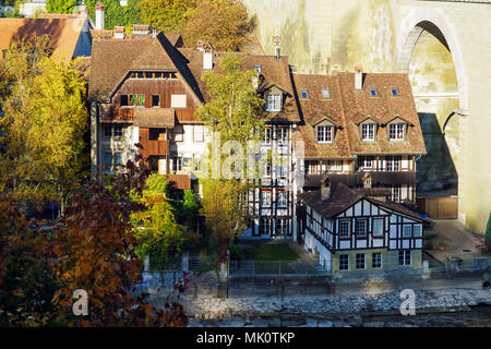 Brücke über die Aare und traditionelles Haus, Bern, Schweiz Stockfoto