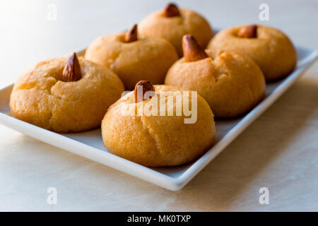 Türkisches Dessert Sekerpare/Kleine Kuchen mit Mandel- und Sorbet Sirup. Dessert Konzept. Stockfoto