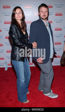 Courteney Cox und David Arquette an der großartigen öffnung der Play Station 2 Hotel in der Innenstadt von Los Angeles. 21. Mai 2002. - ArquetteD CoxCourtney 03.JPG - ArquetteD CoxCourtney 03. JPGCoxCourtney ArquetteD 03 Veranstaltung in Hollywood Leben - Kalifornien, Red Carpet Event, Vertikal, USA, Filmindustrie, Prominente, Fotografie, Bestof, Kunst, Kultur und Unterhaltung, Topix Celebrities Fashion / vom roten Teppich-, Vertikal, Besten, Hollywood Leben, Event in Hollywood Leben - Kalifornien, Roter Teppich, USA, Filmindustrie, Prominente, Film celebritie Stockfoto