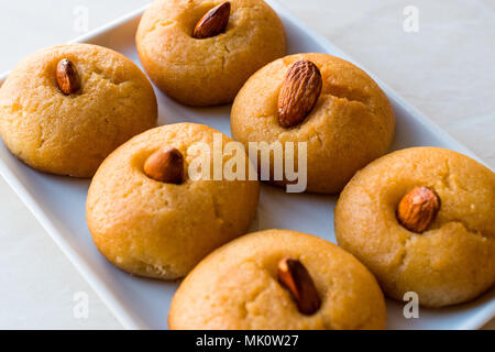 Türkisches Dessert Sekerpare/Kleine Kuchen mit Mandel- und Sorbet Sirup. Dessert Konzept. Stockfoto