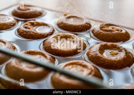 Türkisches Dessert Sekerpare mit Sorbet oder serbet. Traditionelle Speisen. Stockfoto