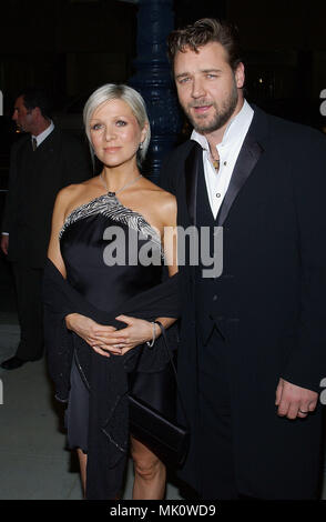 Russell Crowe und Frau Danielle Spencer bei der Ankunft im "Master & Commander Premiere: die andere Seite der Welt" an der Samuel Goldwin Theater Akademie für Kunst & Wissenschaft in Los Angeles. November 11, 2003. - SpenserDan CroweRussell 12.JPG - SpenserDan CroweRussell 12. JPGCroweRussell SpenserDan 12 Veranstaltung in Hollywood Leben - Kalifornien, Red Carpet Event, Vertikal, USA, Filmindustrie, Prominente, Fotografie, Bestof, Kunst, Kultur und Unterhaltung, Topix Celebrities Fashion / vom roten Teppich-, Vertikal, Besten, Hollywood Leben, Ereignis Stockfoto