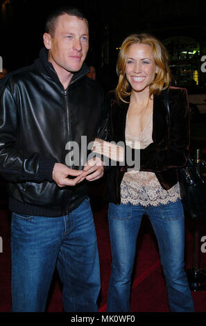 Sheryl Crow und Lance Armstrong bei der Premiere von "Ankunft Kam Polly' an der Chinese Theatre in Los Angeles. 12. Januar 2004. - ArmstrongL CrowSheryl 014.JPG - CrowSheryl ArmstrongL014. JPGCrowSheryl ArmstrongL 014 Veranstaltung in Hollywood Leben - Kalifornien, Red Carpet Event, Vertikal, USA, Filmindustrie, Prominente, Fotografie, Bestof, Kunst, Kultur und Unterhaltung, Topix Celebrities Fashion / vom roten Teppich-, Vertikal, Besten, Hollywood Leben, Event in Hollywood Leben - Kalifornien, Roter Teppich, USA, Filmindustrie, Prominente, Film Stockfoto