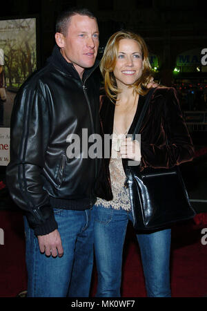 Lance Armstrong und Sheryl Crow bei der Premiere von "Ankunft Kam Polly' an der Chinese Theatre in Los Angeles. 12. Januar 2004. - ArmstrongL CrowSheryl 033.JPG - ArmstrongL CrowSheryl 033 JPGCrowSheryl ArmstrongL 033 Veranstaltung in Hollywood Leben - Kalifornien, Red Carpet Event, Vertikal, USA, Filmindustrie, Prominente, Fotografie, Bestof, Kunst, Kultur und Unterhaltung, Topix Celebrities Fashion / vom roten Teppich-, Vertikal, Besten, Hollywood Leben, Event in Hollywood Leben - Kalifornien, Roter Teppich, USA, Filmindustrie, Prominente, Film Stockfoto