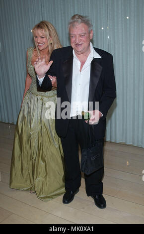 Rodney Dangerfield und Frau Joan Ankunft auf der Verlobungsparty für Liza Minelli und David Gest in der SkyBar, Mondrian Hotel in Los Angeles. Februar 21, 2002. - DangerfieldRodney Joan w20.JPG - DangerfieldRodney Joan w 20. JPGDangerfieldRodney Joan w20 Event in Hollywood Leben - Kalifornien, Red Carpet Event, Vertikal, USA, Filmindustrie, Prominente, Fotografie, Bestof, Kunst, Kultur und Unterhaltung, Topix Celebrities Fashion / vom roten Teppich-, Vertikal, Besten, Hollywood Leben, Event in Hollywood Leben - Kalifornien, Roter Teppich, USA, Fil Stockfoto