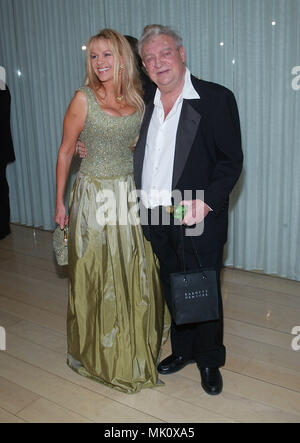 Rodney Dangerfield und Frau Joan Ankunft auf der Verlobungsparty für Liza Minelli und David Gest in der SkyBar, Mondrian Hotel in Los Angeles. Februar 21, 2002. - DangerfieldRodney Joan w21.JPG - DangerfieldRodney Joan w 21. JPGDangerfieldRodney Joan w21 Event in Hollywood Leben - Kalifornien, Red Carpet Event, Vertikal, USA, Filmindustrie, Prominente, Fotografie, Bestof, Kunst, Kultur und Unterhaltung, Topix Celebrities Fashion / vom roten Teppich-, Vertikal, Besten, Hollywood Leben, Event in Hollywood Leben - Kalifornien, Roter Teppich, USA, Fil Stockfoto