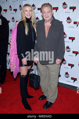 Rodney Dangerfield und Frau Joan bei der Ankunft im "Die commies Awards' an der Sony Studio in Los Angeles. November 22, 2003. - DangerfieldRodney Joan 07 A.jpg-DangerfieldRodney Joan 07 A. jpgDangerfieldRodney Joan 07 eine Veranstaltung in Hollywood Leben - Kalifornien, Red Carpet Event, Vertikal, USA, Filmindustrie, Prominente, Fotografie, Bestof, Kunst, Kultur und Unterhaltung, Topix Celebrities Fashion / vom roten Teppich-, Vertikal, Besten, Hollywood Leben, Event in Hollywood Leben - Kalifornien, Roter Teppich, USA, Filmindustrie, Prominente, Film celebriti Stockfoto