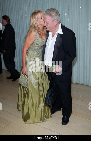 Rodney Dangerfield und Frau Joan Ankunft auf der Verlobungsparty für Liza Minelli und David Gest in der SkyBar, Mondrian Hotel in Los Angeles. Februar 21, 2002. - Joan DangerfieldRodney 11.JPG - DangerfieldRodney Joan 11. JPGDangerfieldRodney Joan 11 Veranstaltung in Hollywood Leben - Kalifornien, Red Carpet Event, Vertikal, USA, Filmindustrie, Prominente, Fotografie, Bestof, Kunst, Kultur und Unterhaltung, Topix Celebrities Fashion / vom roten Teppich-, Vertikal, Besten, Hollywood Leben, Event in Hollywood Leben - Kalifornien, Roter Teppich, USA, Film Industr Stockfoto