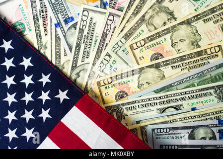 Amerikanische Flagge und Banknoten USD Währung Geld Stockfoto