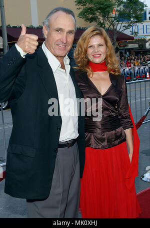 Lolita Davidovich und Ehemann und Regisseur Ron Shelton bei der Premiere von "Hollywood Homicide' bei der Ankunft im Westwood Village Theater in Los Angeles. Juni 10, 2003. - DavidovichLolita SheltonRon.JPG-DavidovichLolita SheltonRon. SheltonRon JPGDavidovichLolita Event in Hollywood Leben - Kalifornien, Red Carpet Event, Vertikal, USA, Filmindustrie, Prominente, Fotografie, Bestof, Kunst, Kultur und Unterhaltung, Topix Celebrities Fashion / vom roten Teppich-, Vertikal, Besten, Hollywood Leben, Event in Hollywood Leben - Kalifornien, Roter Teppich, Stockfoto